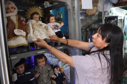 La venta de imágenes de el niño Jesús se concentra en la plaza de Santo Domingo, en el centro, donde esta tradición se mantiene viva.