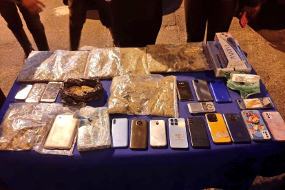 La mujer fue detenida por portar 2 kilos de sustancias ilícitas y 17 celulares.