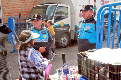 Los agentes de control metropolitano realizan patrullajes en diferentes puntos del Centro Histórico.