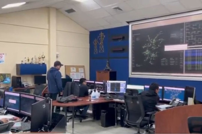 Proceso. Personal técnico en la central de CELEC, revisión de las líneas de transmisión eléctrica.