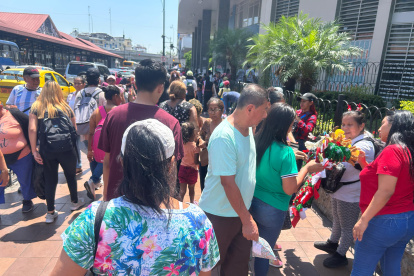 En la calle Olmedo hay decenas de comerciantes informales en las veredas