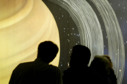 Labor. Personal del laboratorio de propulsión observan la sonda Cassini en la órbita de Saturno, en Pasadena, California.