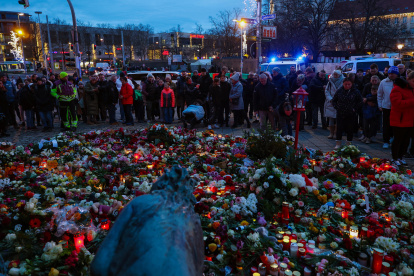 Las personas se reúnen en Magdeburgo para rendir homenaje a las víctimas