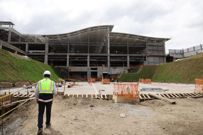 Protección. Los obreros realizan sus tareas bajo estrictas normas de seguridad y calidad.