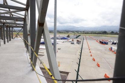 La manga. Este será el noveno puente de pasajeros y conecta con un área de estacionamiento de aviones código E (wide body, como los de Iberia o KLM) y posiciones remotas de aviones código C