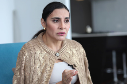 La vicepresidenta suspendida de Ecuador, Verónica Abad, habla durante una entrevista con EFE, días atrás.