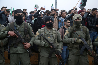 Grupos armados resguardan celebraciones por libertad en Siria