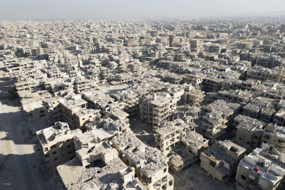 Dato. Vista de dron del campo de refugiados palestinos en Yamrmouk, a las afueras de Damasco, donde esperan la evolución de la situación política en Siria.