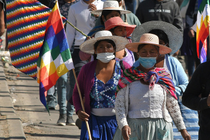 AME6253. SACABA (BOLIVIA), 22/12/2024.- Fotografía de archivo fechada el 04 de agosto de 2020 que muestra mujeres protestando contra el aplazamiento de las elecciones bolivianas en Sacaba (Bolivia). Un conflicto en el municipio boliviano de Sacaba (centro) muestra cómo los llamados pactos de "alternancia", a los que deben someterse las autoridades electas, se aplican para conseguir renuncias forzosas y que en el caso de las mujeres adquieren niveles de violencia altos. EFE/Jorge Ábrego/ARCHIVO