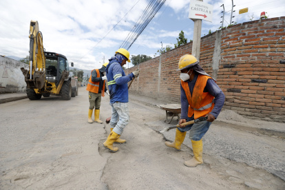 Obra. Después de años de abandono, las calles SB4B y Juan Montalvo reciben mantenimiento con trabajos de repavimentación durante el día.