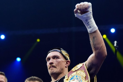 Usyk con los cinturones de las tres organizaciones mundiales.