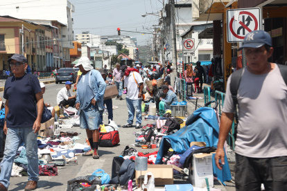 CACHINEROS SE TOMAN LA AVDA PEDRO MONCAYO Y AYACUCHO FECHA :19/12/2024 PERIODISTA: AG-PERIODISTA AG-GUAYAQUIL AG-EXPRESO AG-GRANASA