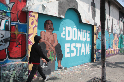 Expresión. El reclamo pasó de tendencias en X a expresiones artísticas en las calles de Guayaquil. Muralistas urbanos señalon exigen respuestas sobre los niños desaparecidos.