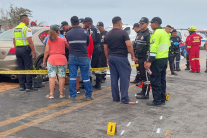 Caso. El impacto entre dos vehículos dejó varias personas heridas.