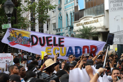 Centenares de personas acudieron al plantón en las inmediaciones de la Fiscalía del Guayas.