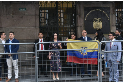 Verónica Abad afuera del despacho vicepresidencial.