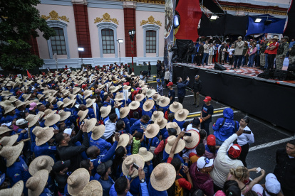 El presidente Nicolás Maduro habla durante un evento que conmemora el 165 aniversario de la Batalla de Santa Inés en Caracas el 10 de diciembre de 2024.