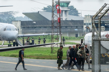 Fotografía de archivo en donde se ve al ministro de defensa de Ecuador, Gian Carlo Loffredo Rendon (3-d) mientras llega a la ciudad de Guayaquil (Ecuador).