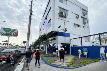 Familiares de los pescadores acuden a la capitanía del puerto de Manta para recibir información.