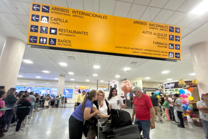 Aeropuerto. La zona de arribos está llena de risas y de alegría al recibir a los que llegan hasta Guayaquil a pasar la Navidad del 2024. Son pocos los que se van.
