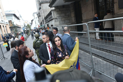 La vicepresidenta de Ecuador, Verónica Abad, intentó ingresar hacia las oficinas de la dependencia que dirige este lunes 23 de diciembre.