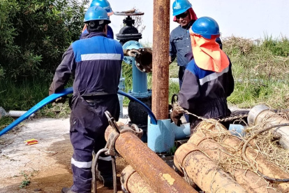 Las personas reclamaron por el corte de agua que afectó a Pusuquí y San Antonio. Según la Epmaps, se hizo un cambio en las instalaciones de un tanque.