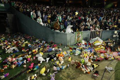 La afición del Betis lanza muñecos para los niños mas desfavorecidos durante el partido de la jornada 18 de LaLiga ante el Rayo Vallecano.