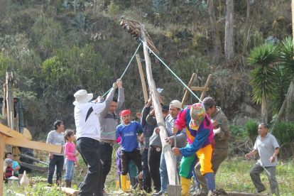 Saraguro. Habitantes de la localidad se unen para colocar palos ensebados y disfrutar de la Navidad con juegos y entre los vecinos.