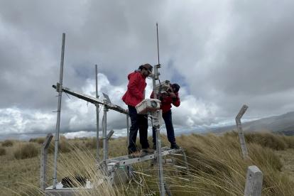 En la revisión de los equipos de monitoreo ubicados en el volcán Rumiñahui.