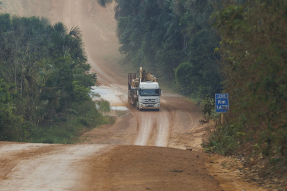 Fotografía tomada el 9 de noviembre de 2024 de un camión que transporta una "PC", abreviatura de retroexcavadora, imprescindible para la operación de extracción ilegal de oro en las orillas de la BR-230, conocida como la Transamazónica.