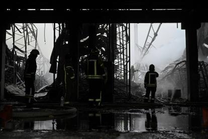 Rescatistas trabajan en el lugar de un ataque con drones en un edificio de almacén en el distrito de Boryspil de la región de Kiev el 20 de diciembre de 2024.