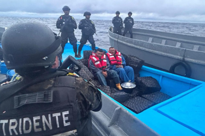 Dos ecuatorianos fueron detenidos a 1.050 millas náuticas de las costas de El Salvador mientras transportaban 1,5 toneladas de cocaína en una embarcación.
