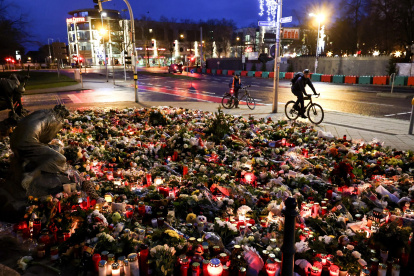 Velas y flores en el lugar de duelo frente a la iglesia de San Juan tras el ataque con un vehículo en el mercado navideño de Magdeburgo, Alemania, el 22 de diciembre de 2024.