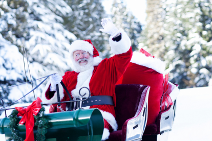 A bordo de su trineo tirado por renos, Papá Noel ya comenzó este martes a repartir millones de regalos a los niños en todo el mundo