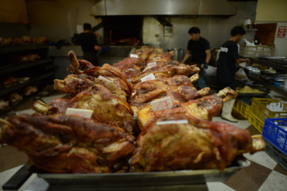 Horneado. Desde temprano atendieron los locales que venden pavos y cerdos listos para servirse.
