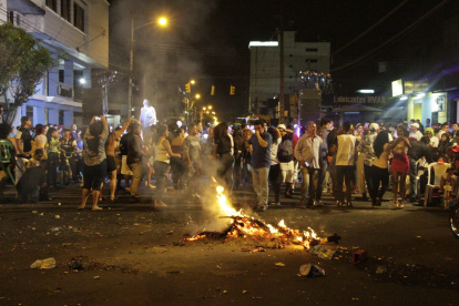 La quema de monigotes es una tradición en Guayaquil cada 31 de diciembre.