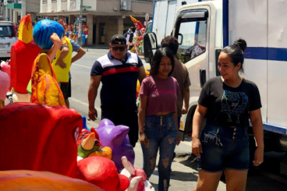 La calle 6 de Marzo es el sector con más visitas para comprar monigotes por tradición.