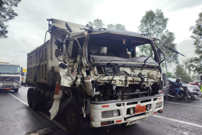 El tanquero quedó sobre los cuatro carriles de la av. Simón Bolívar y Ruta Viva.