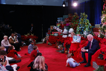 Washigton. La primera dama Jill Biden lee un libro junto al presidente Joe Biden, en una visita navideña.