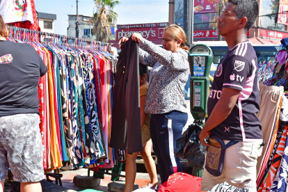 El comercio se activa en ropa y otros productos populares.