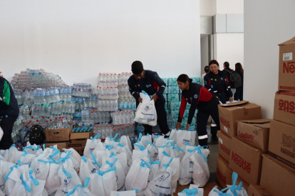 Voluntarios de institutos educativos ayudaron a armar los kits para entregar a familias.