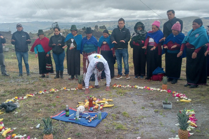 Como dicta la tradición andina, cualquier evento debe iniciar con un ritual para armonizar con los cuatro elementos de la naturaleza:  agua, fuego , aire y fuego.