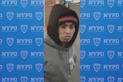 Foto difundida por New York Police Department del presunto atacante de una mujer este domingo, en Nueva York (Estados Unidos).