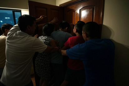 REFERENCIAL. La familia hizo contrapeso detrás de la puerta.