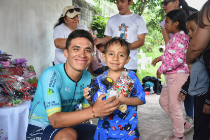 Martín junto a uno de las niños agasajados de la parroquia La Esperanza, en Ibarra.