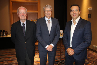 Ejecutivos regionales de distribución y ventas de vehículos durante el reconocimiento.