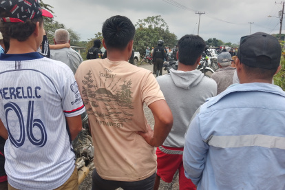 Escena. Las víctimas quedaron en la vía que une a dos grandes sectores.