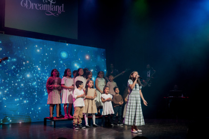 Show. Coros y banda en vivo fueron parte del espectáculo que brindó la iglesia Familia de Dios por Navidad.