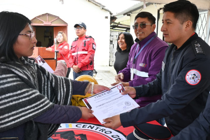 Curso. Los bomberos de Latacunga entrenaron a 38 ciudadanos para atender incendios que se presenten en la zona.