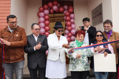 El corte de la cinta se realizó en presencia de todos las personas que aportaron para la construcción de la casa de acogida.